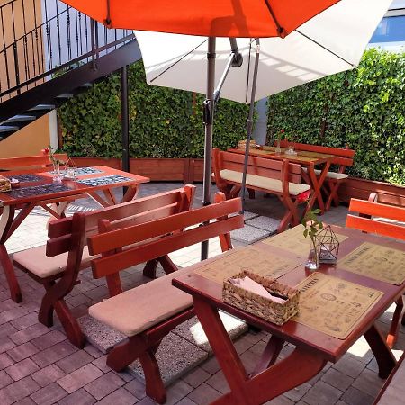 Aranypatko Fogado-Etterem Hotell Győrújbarát Exteriör bild