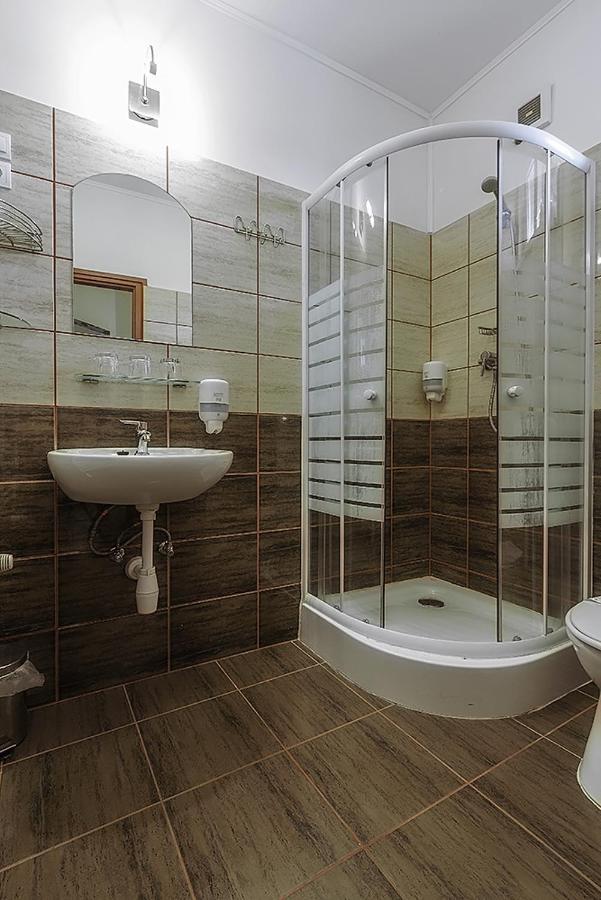 Aranypatko Fogado-Etterem Hotell Győrújbarát Exteriör bild