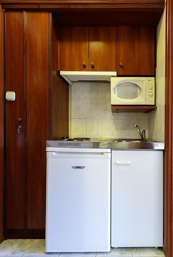 Aranypatko Fogado-Etterem Hotell Győrújbarát Exteriör bild