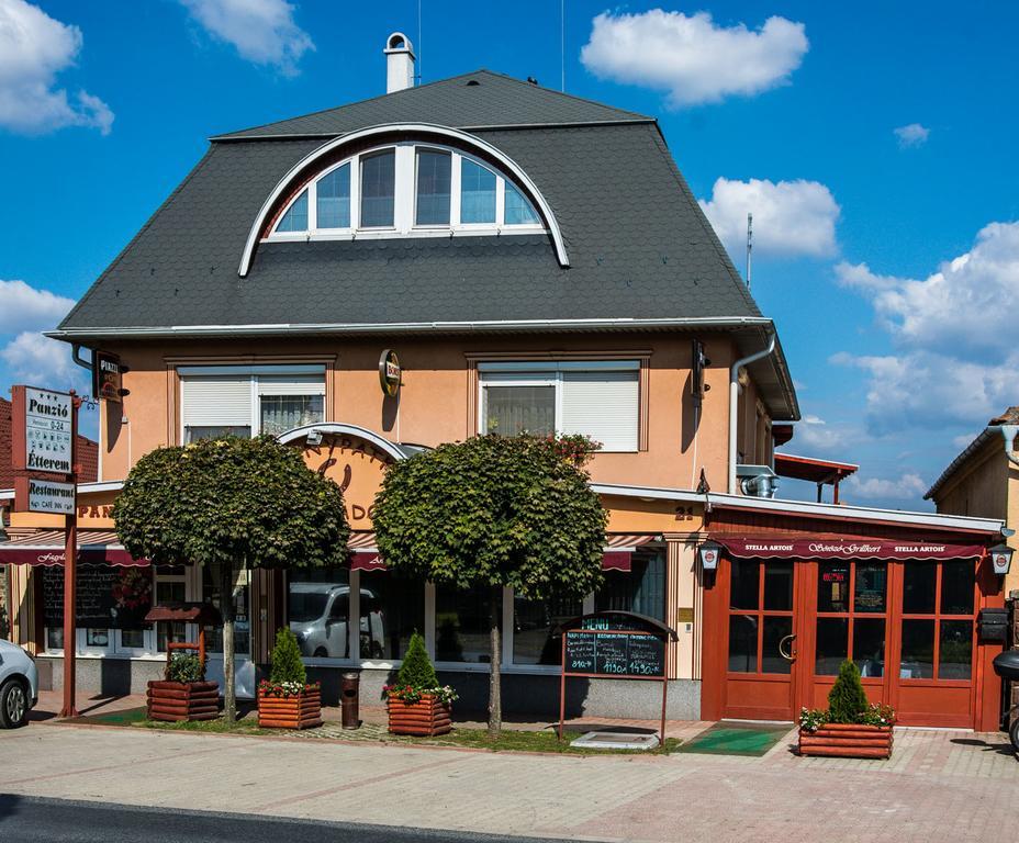 Aranypatko Fogado-Etterem Hotell Győrújbarát Exteriör bild