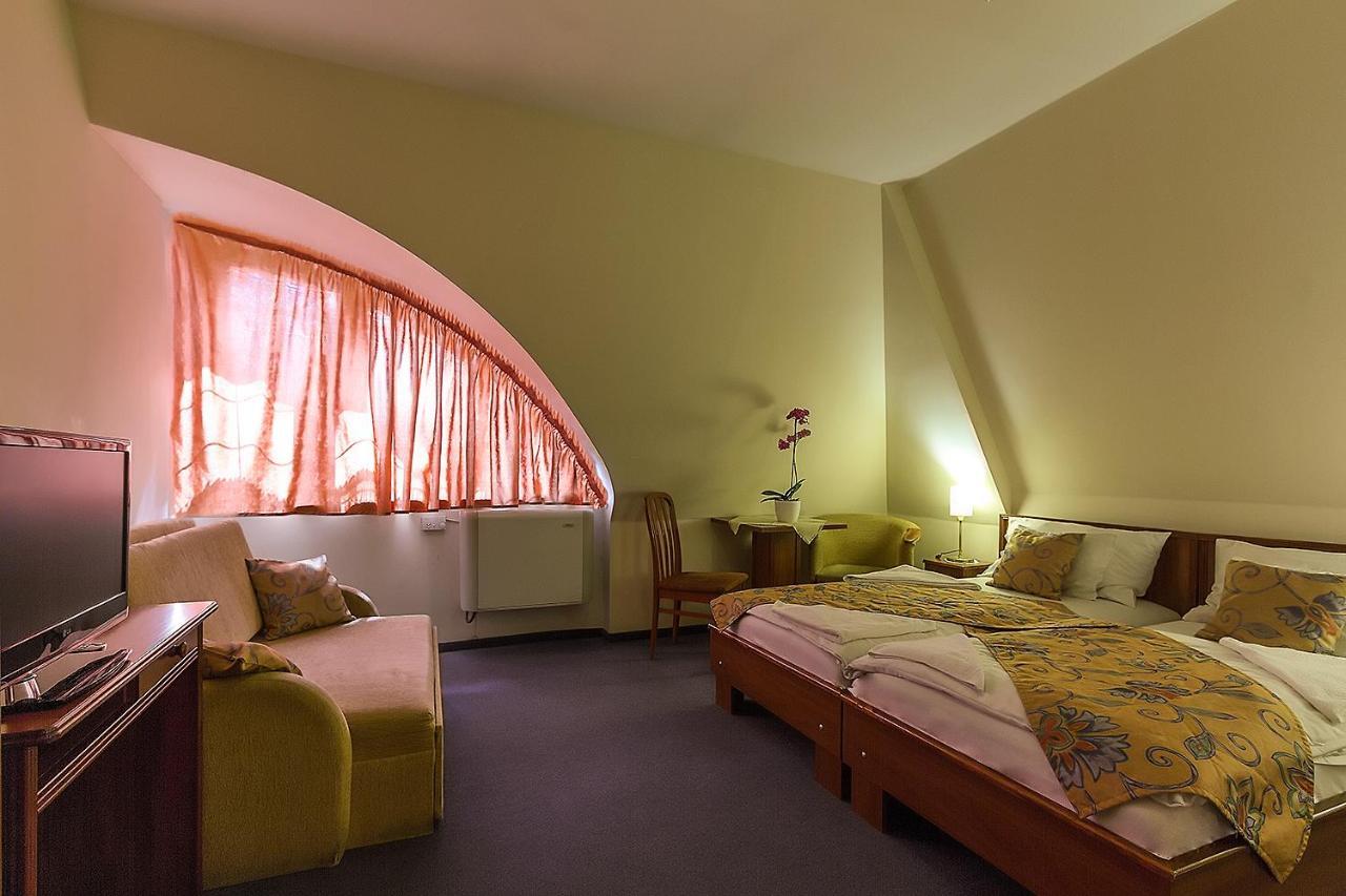 Aranypatko Fogado-Etterem Hotell Győrújbarát Exteriör bild
