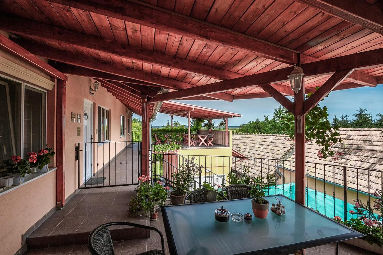 Aranypatko Fogado-Etterem Hotell Győrújbarát Exteriör bild