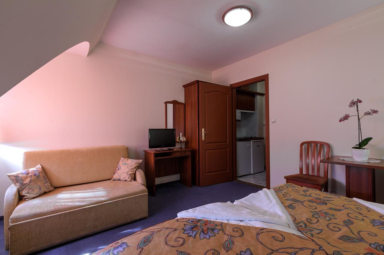Aranypatko Fogado-Etterem Hotell Győrújbarát Exteriör bild