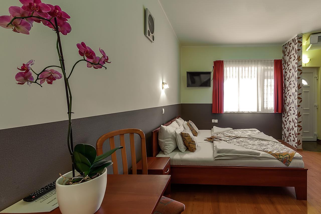Aranypatko Fogado-Etterem Hotell Győrújbarát Exteriör bild