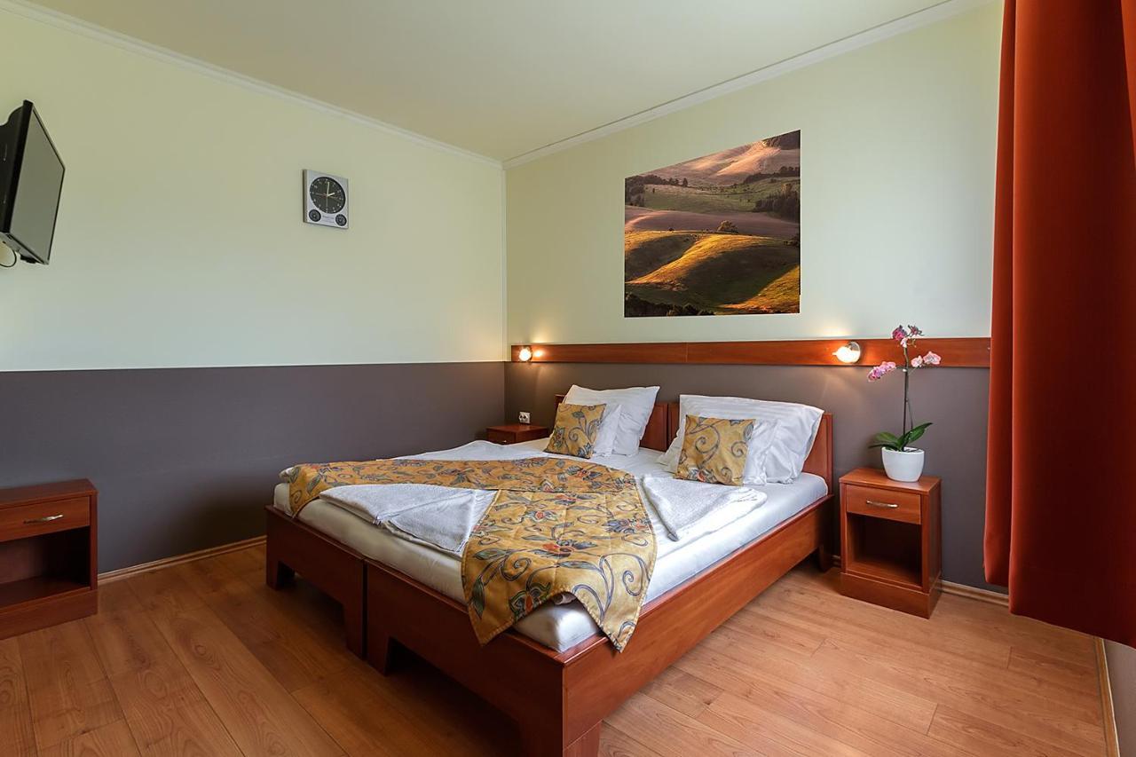 Aranypatko Fogado-Etterem Hotell Győrújbarát Exteriör bild
