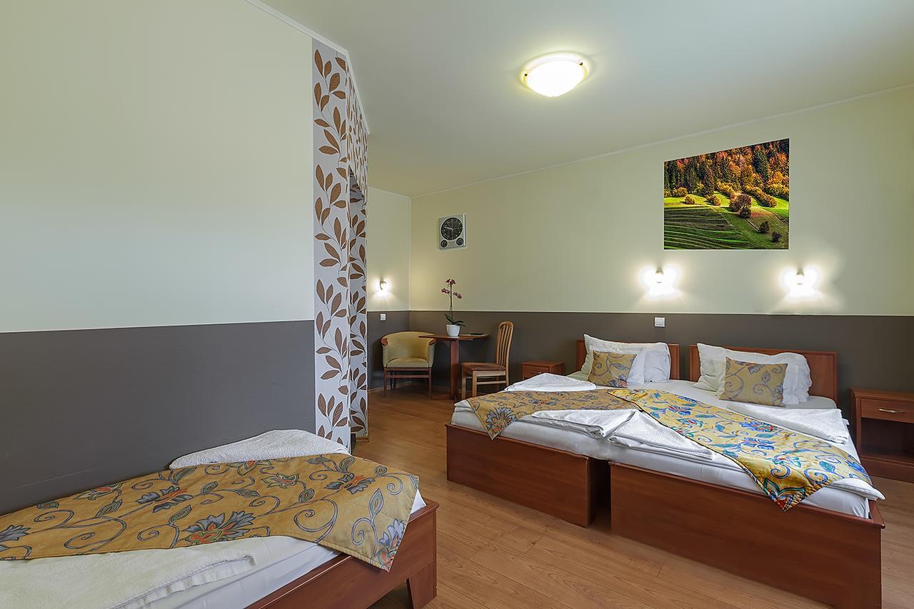 Aranypatko Fogado-Etterem Hotell Győrújbarát Exteriör bild