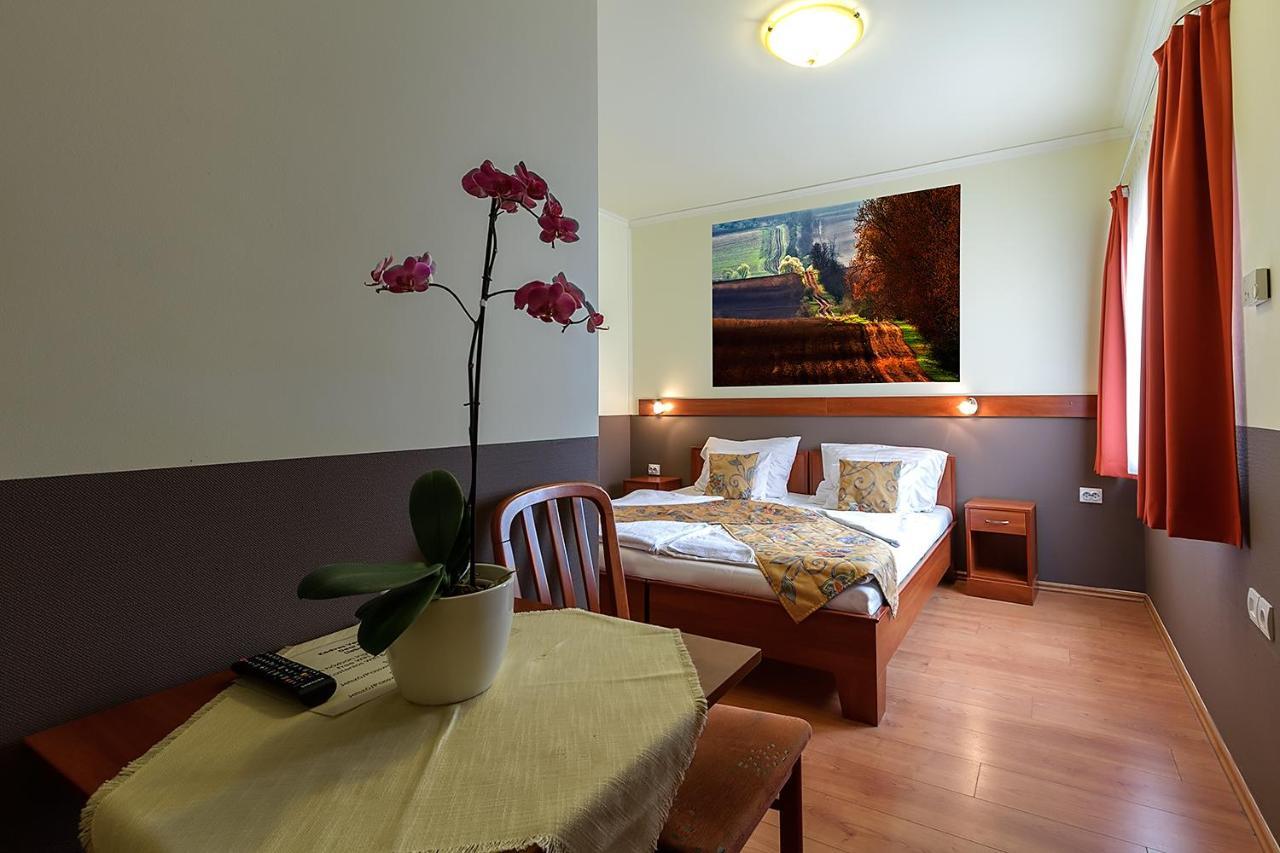 Aranypatko Fogado-Etterem Hotell Győrújbarát Exteriör bild