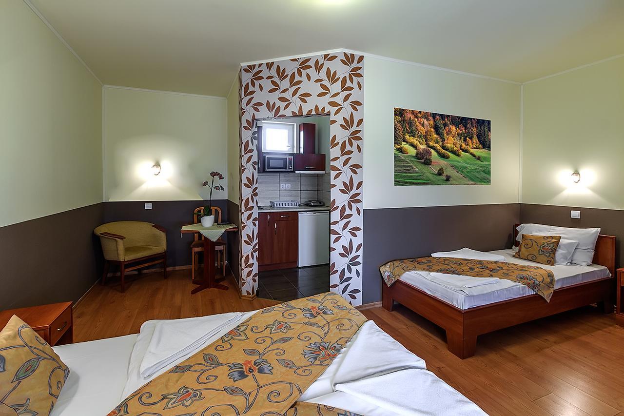 Aranypatko Fogado-Etterem Hotell Győrújbarát Exteriör bild
