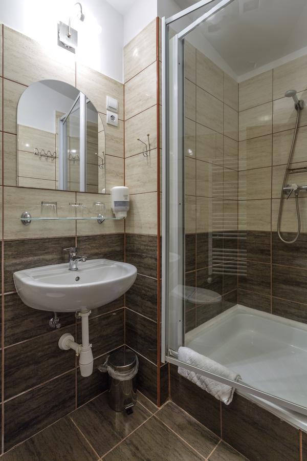Aranypatko Fogado-Etterem Hotell Győrújbarát Exteriör bild