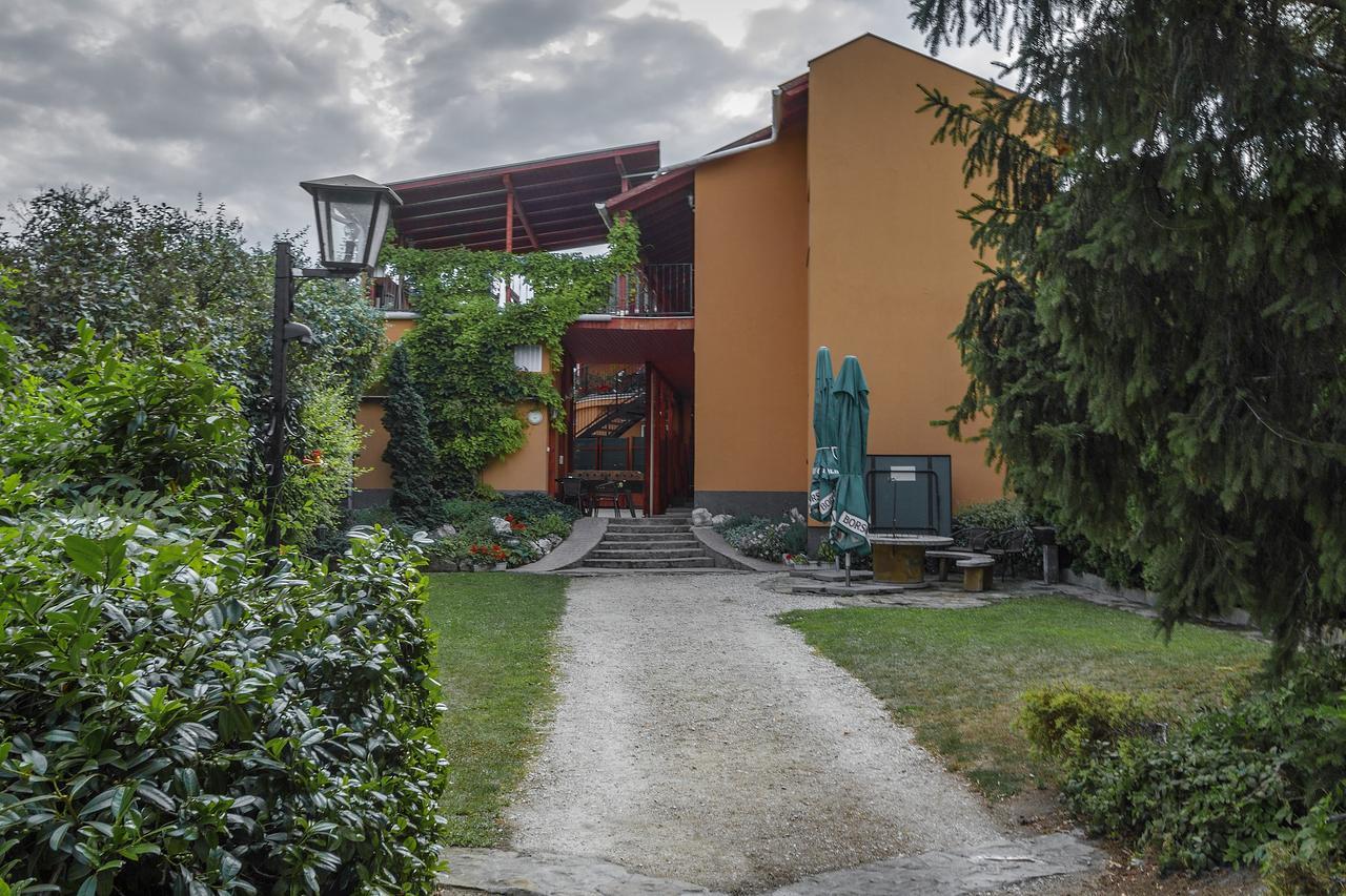 Aranypatko Fogado-Etterem Hotell Győrújbarát Exteriör bild