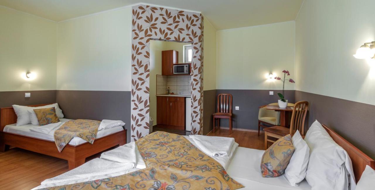 Aranypatko Fogado-Etterem Hotell Győrújbarát Exteriör bild