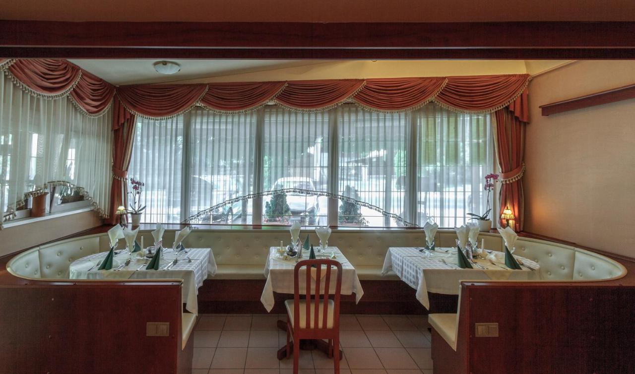 Aranypatko Fogado-Etterem Hotell Győrújbarát Exteriör bild