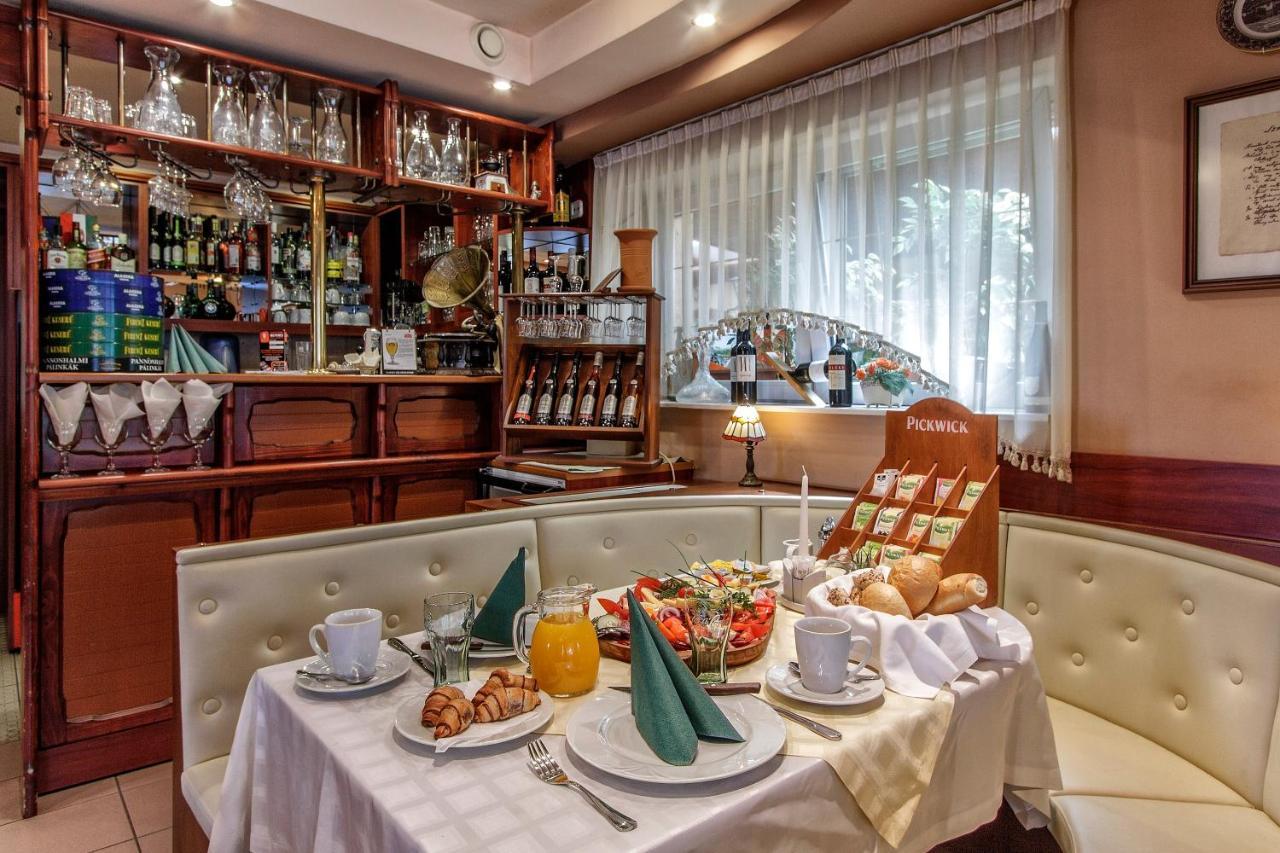 Aranypatko Fogado-Etterem Hotell Győrújbarát Exteriör bild