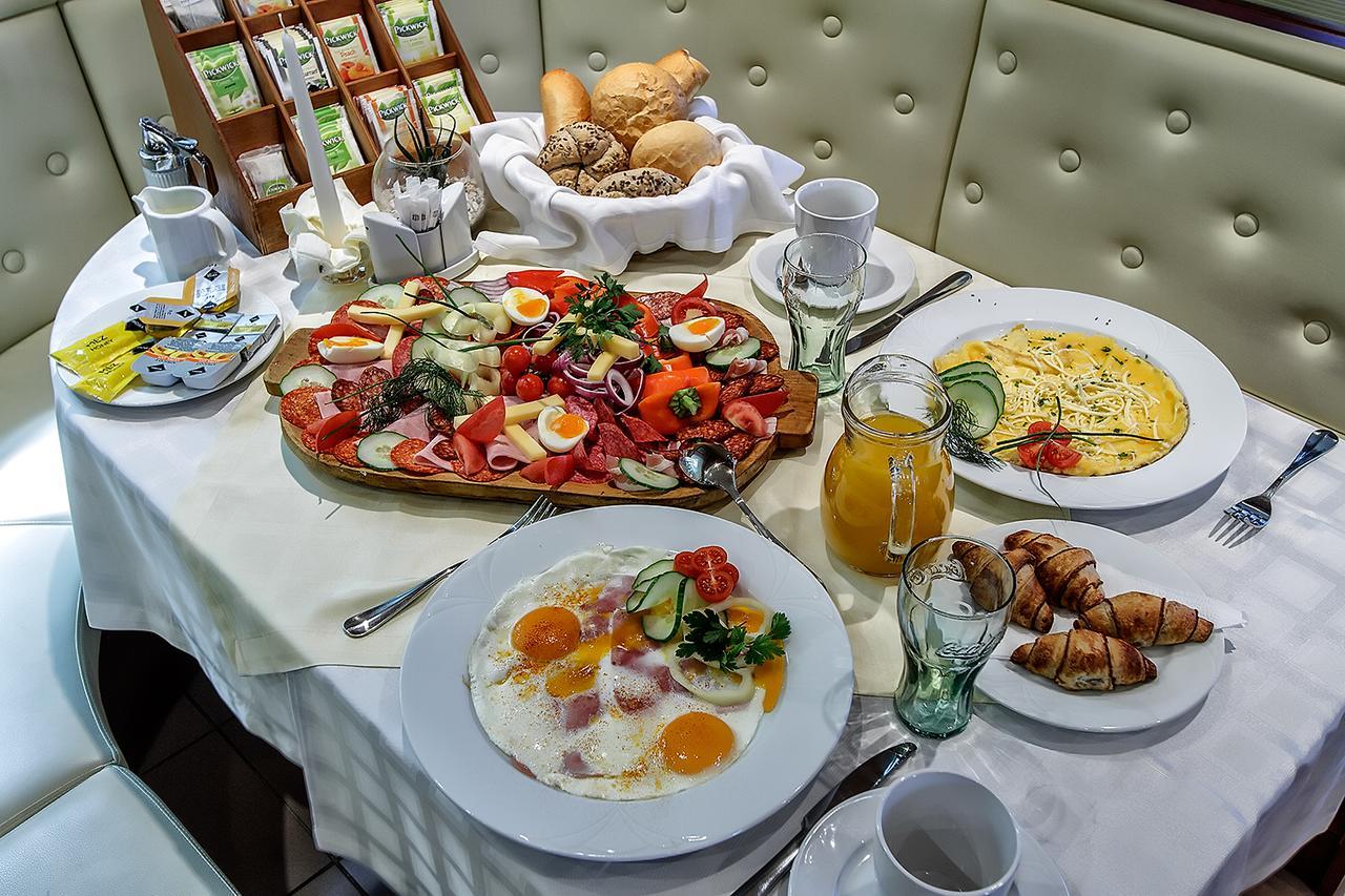 Aranypatko Fogado-Etterem Hotell Győrújbarát Exteriör bild